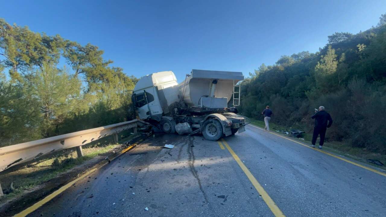 Muğla'da Feci Kaza: TIR ile Lüks Otomobil Kafa Kafaya Çarpıştı, 2 Yaralı 2
